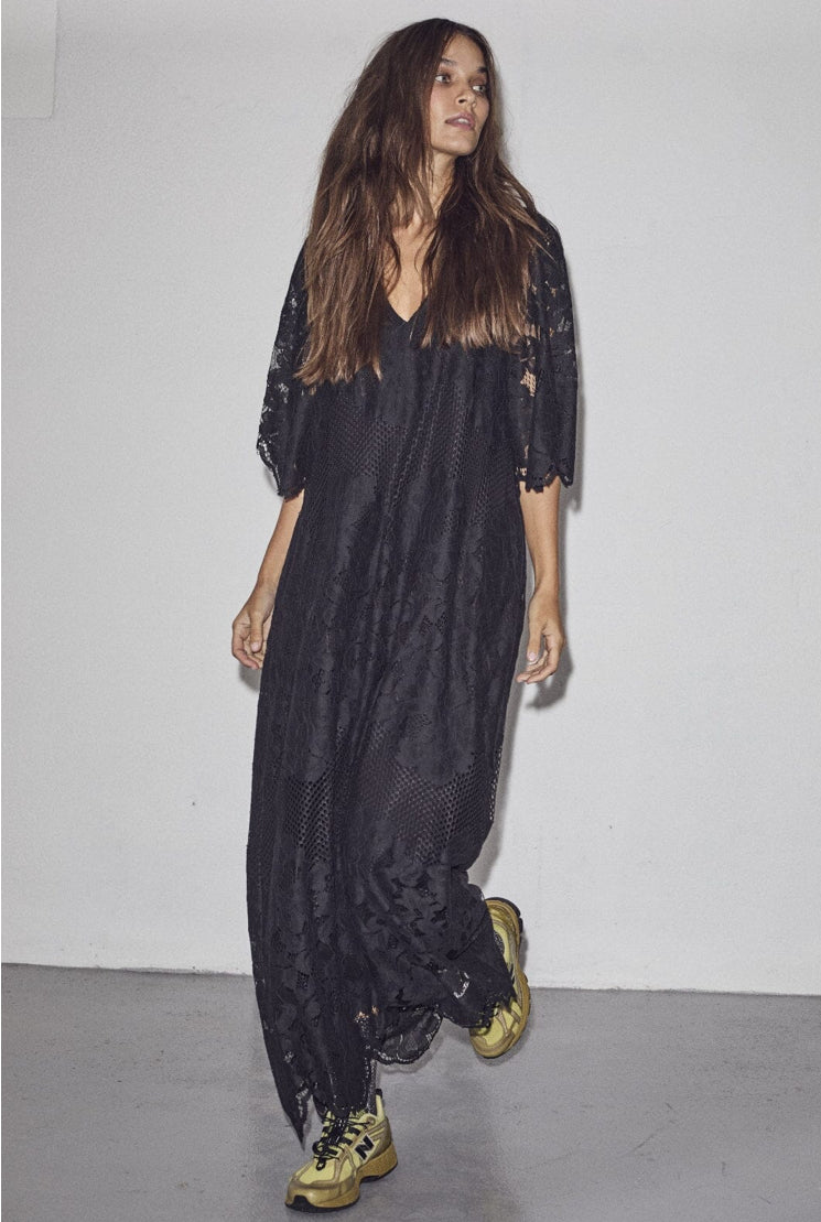 Curvey Lace Hem Kjole