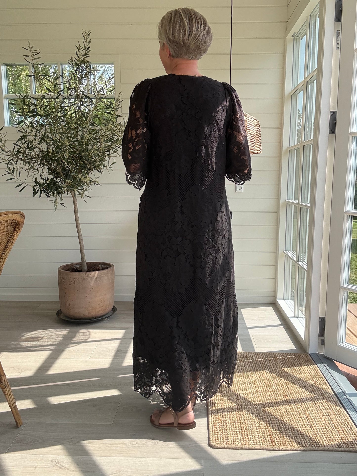 Curvey Lace Hem Kjole