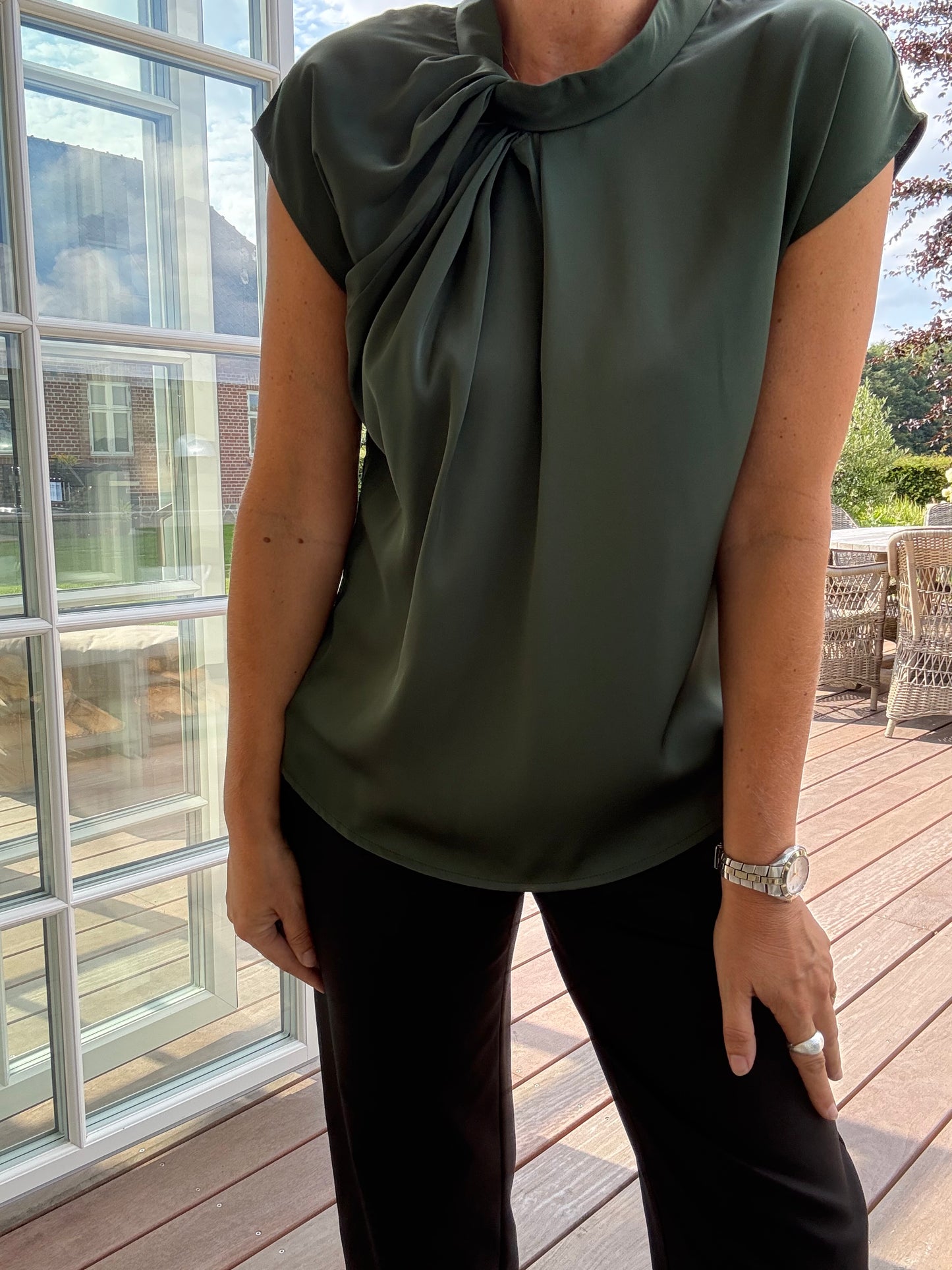 FLEUR DRAPY SATIN BLUSE NEO NOIR