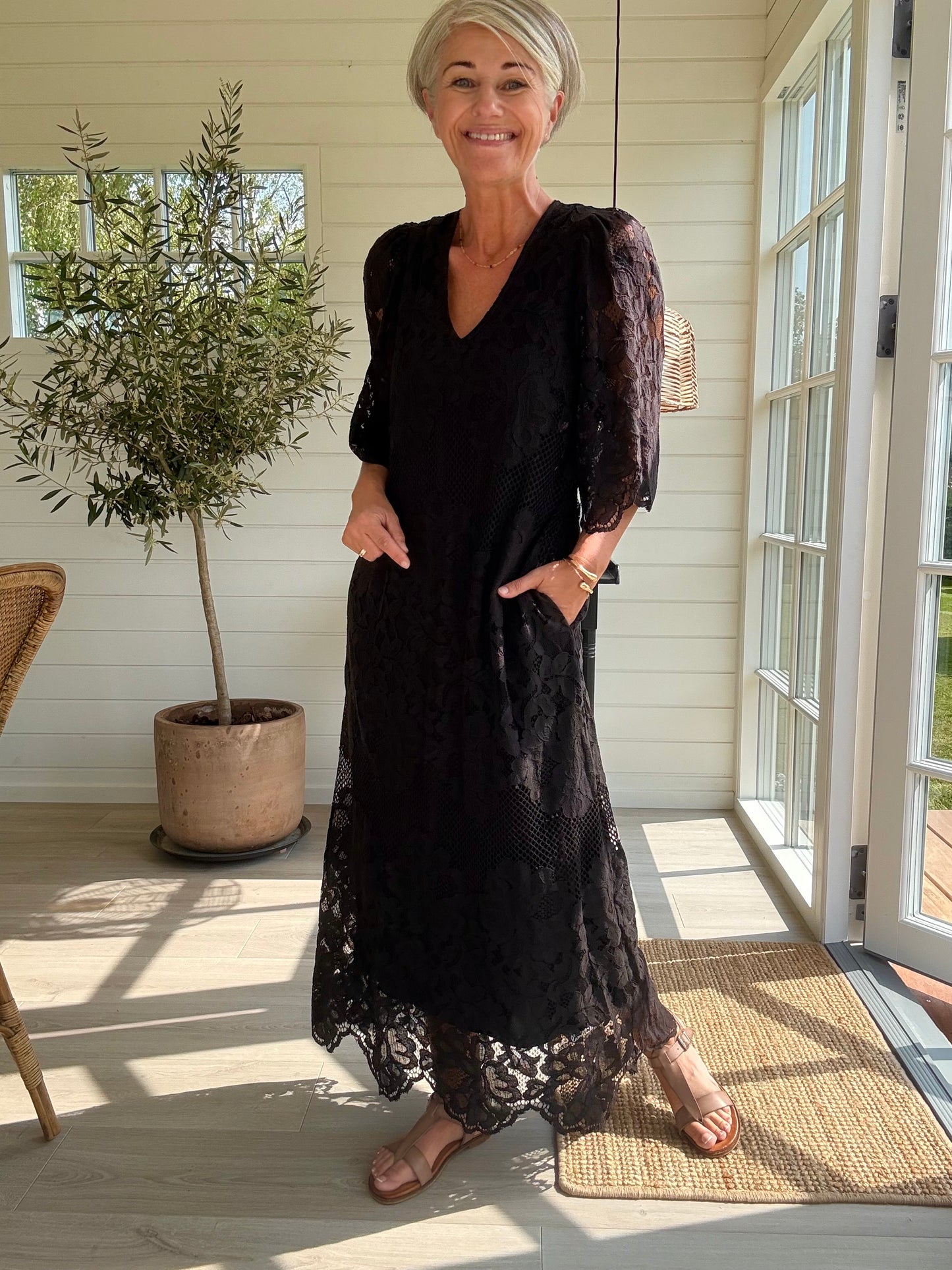 Curvey Lace Hem Kjole