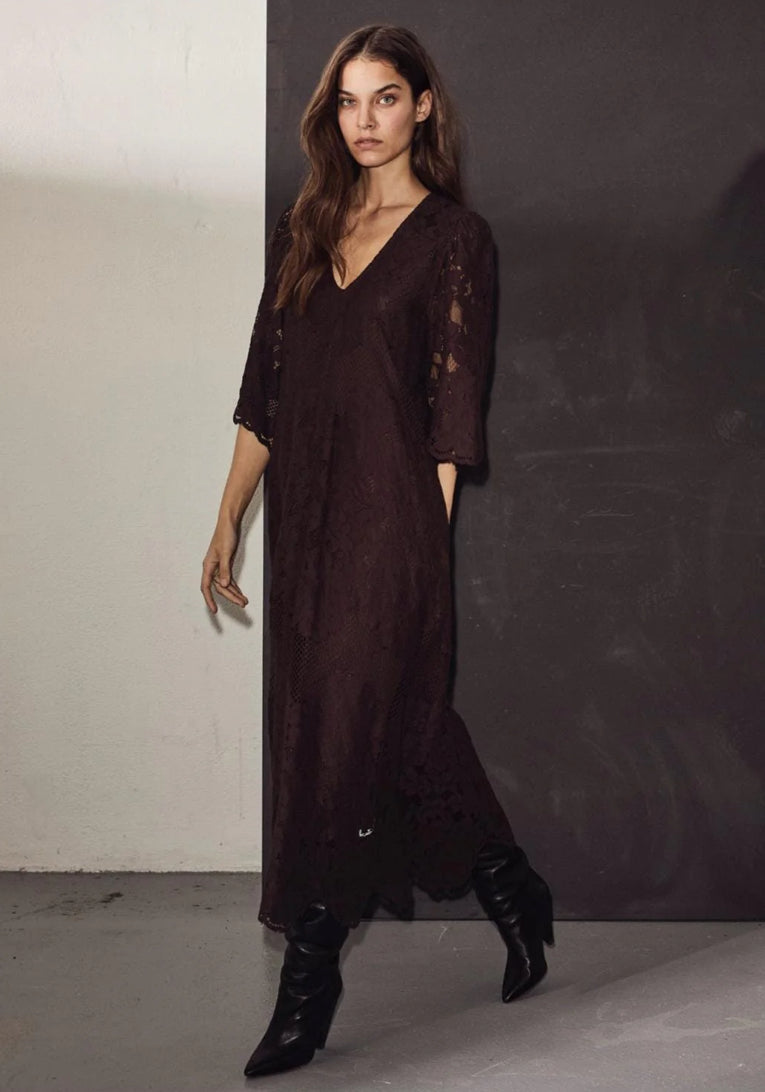 Curvey Lace Hem Kjole