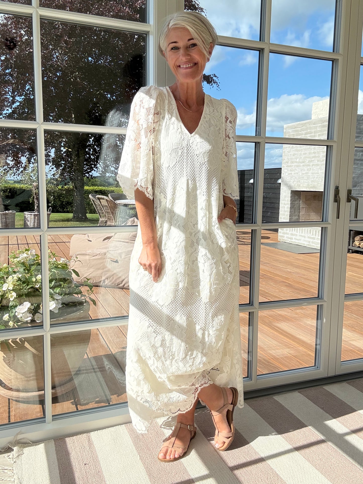 Curvey Lace Hem Kjole