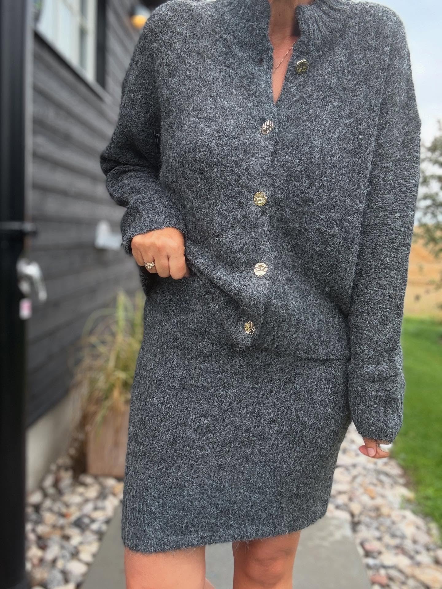 TAURA FLUFFY KNIT CARDIGAN NEO NOIR