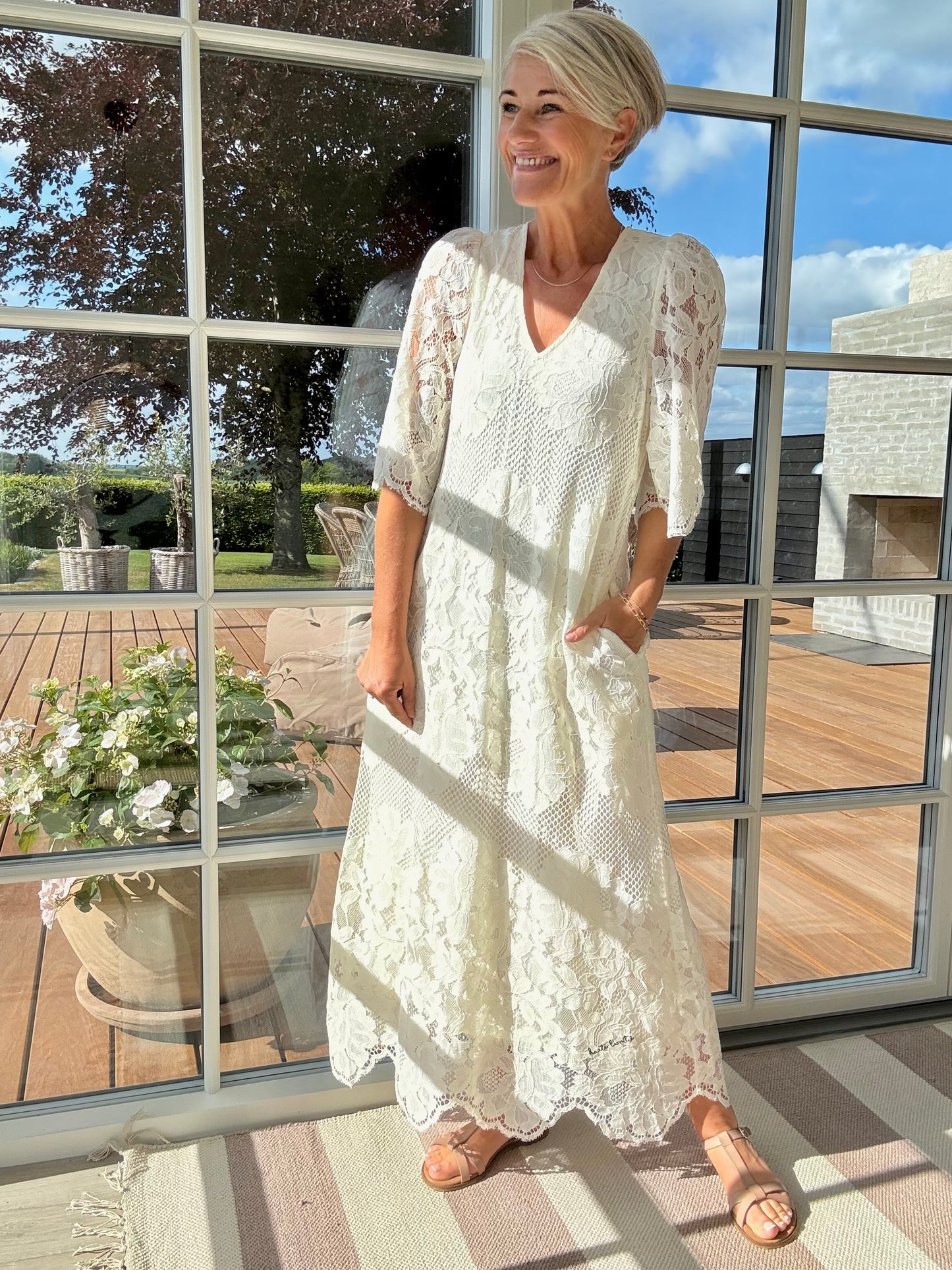 Curvey Lace Hem Kjole
