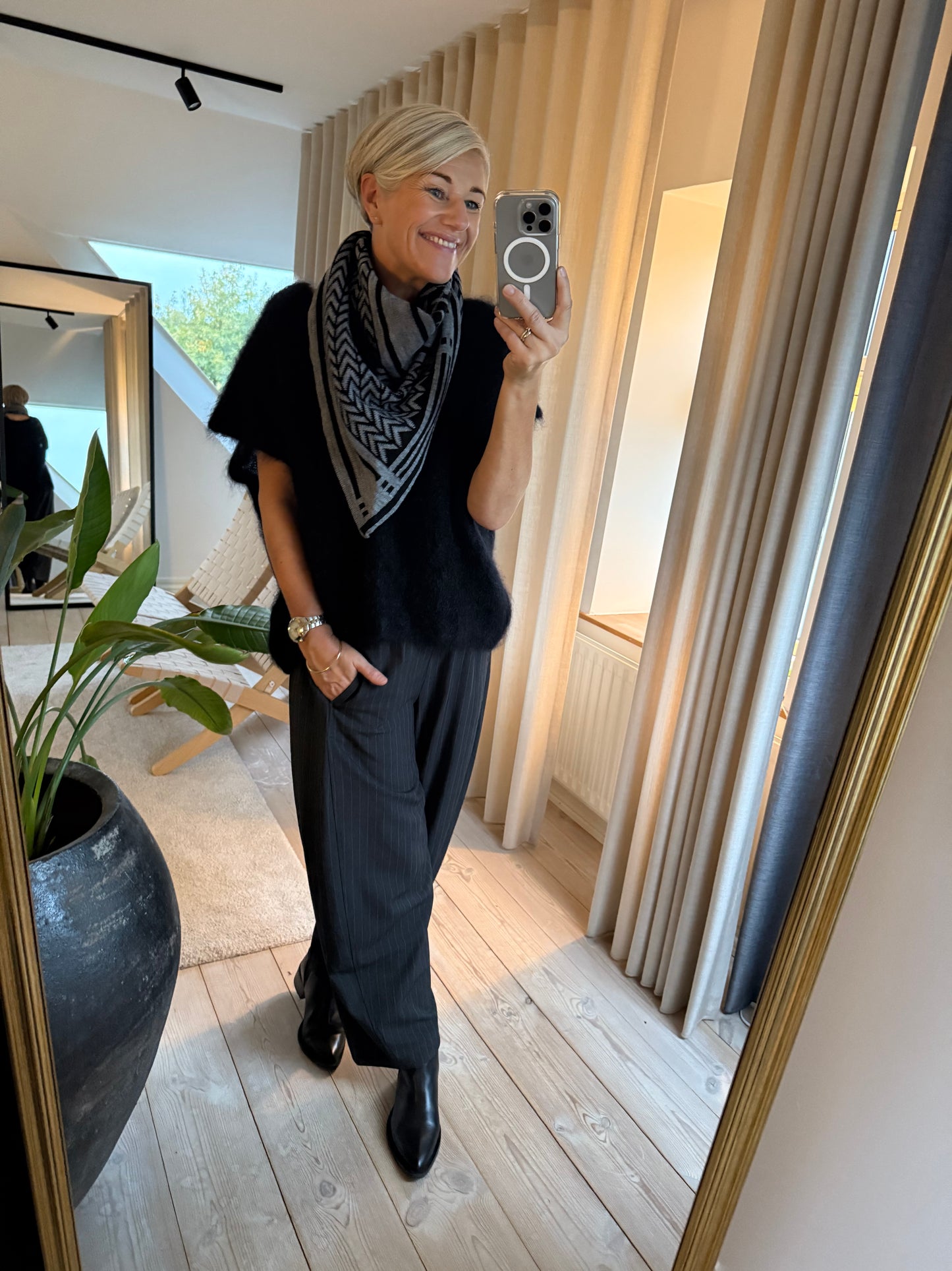 BJOERK KNITTED V-NECK VEST BLACK COLOUR
