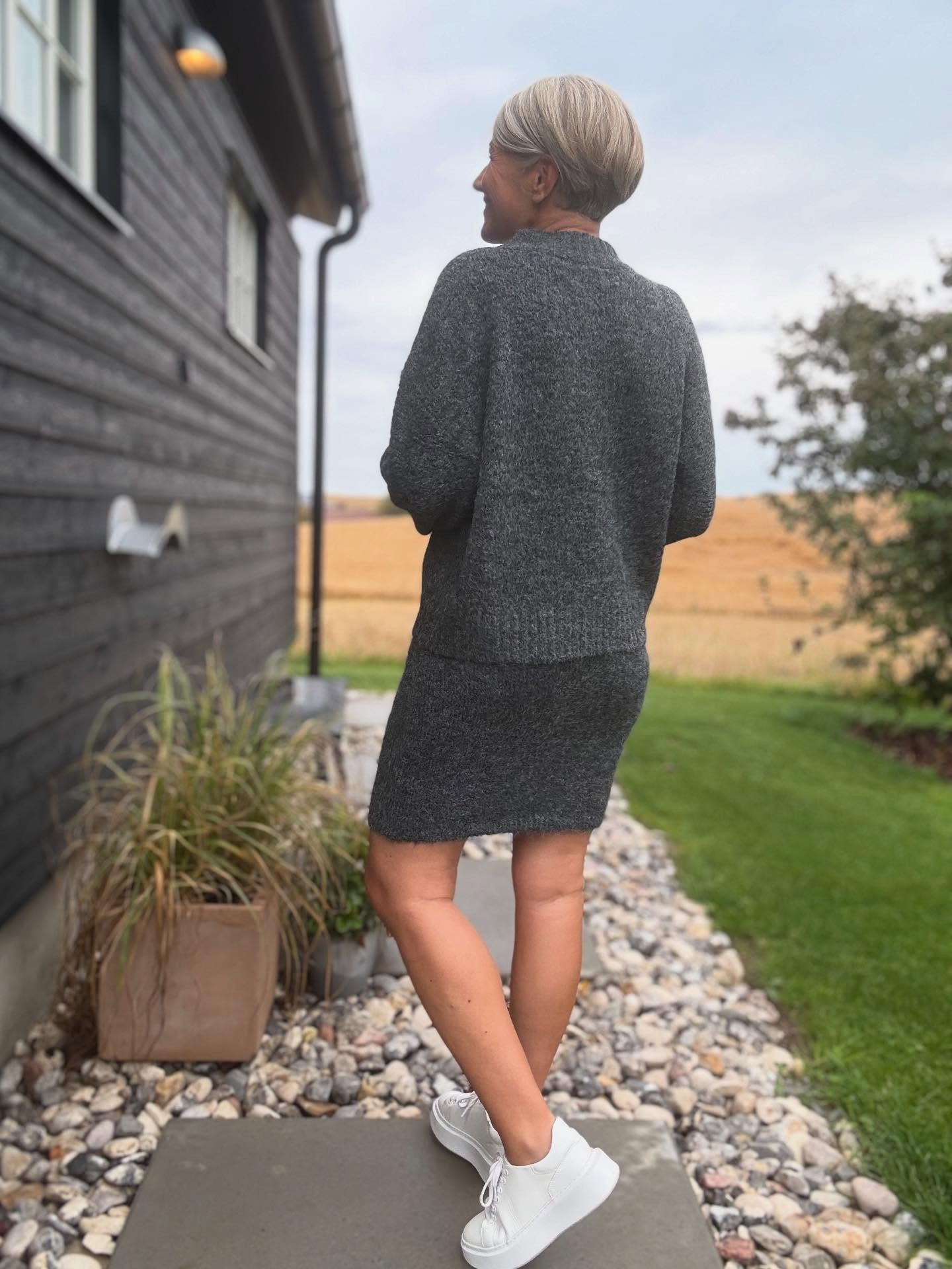 TAURA FLUFFY KNIT CARDIGAN NEO NOIR