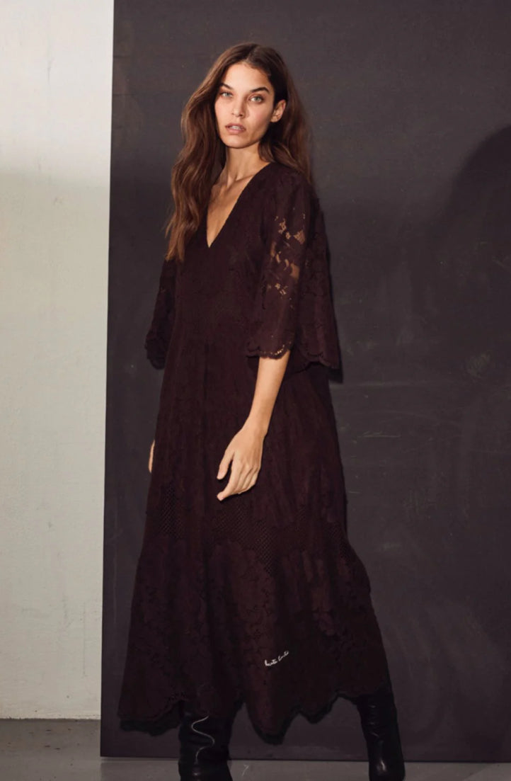 Curvey Lace Hem Kjole