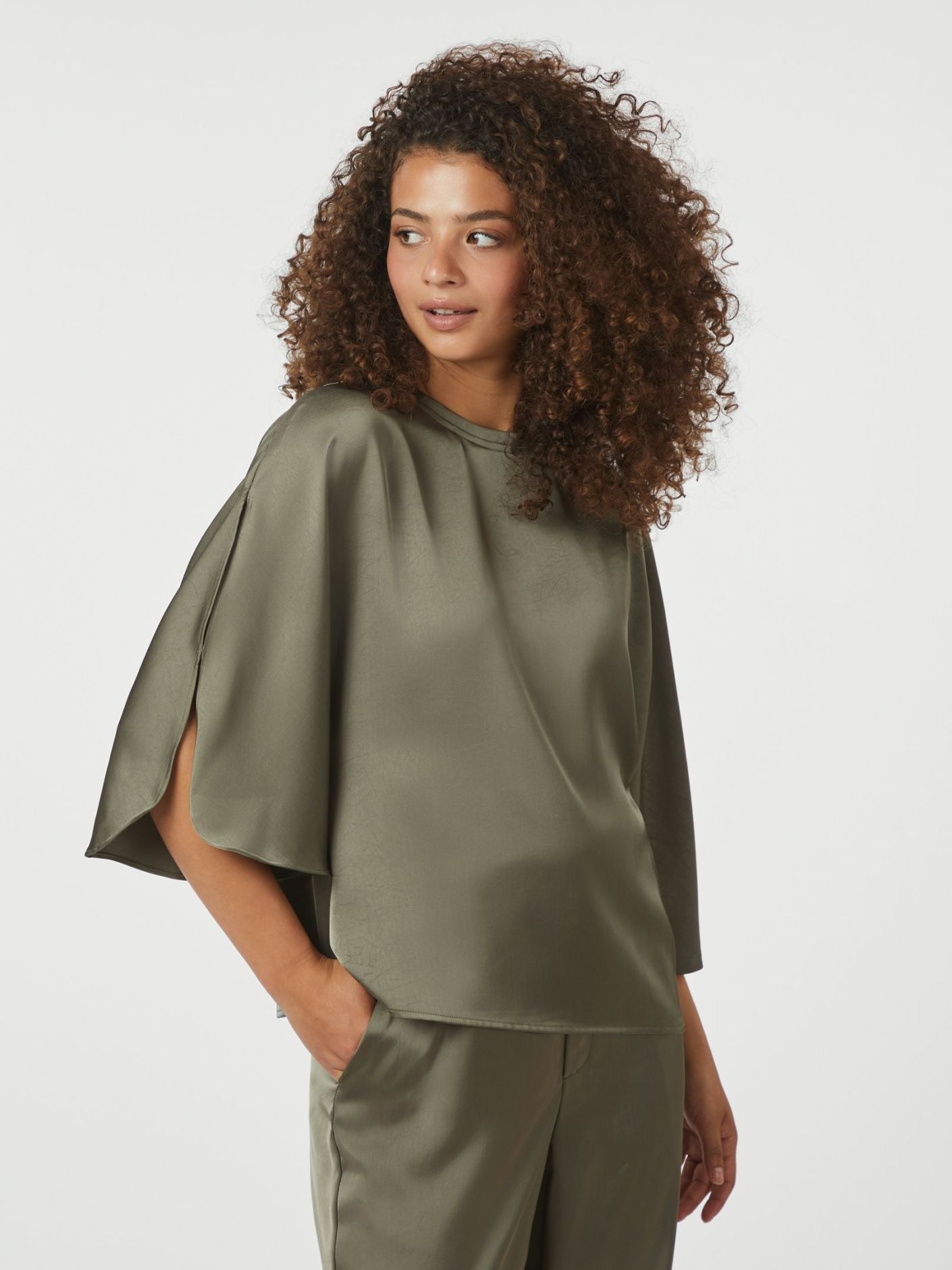 LIORA HEAVY SATEEN BLUSE NEO NOIR