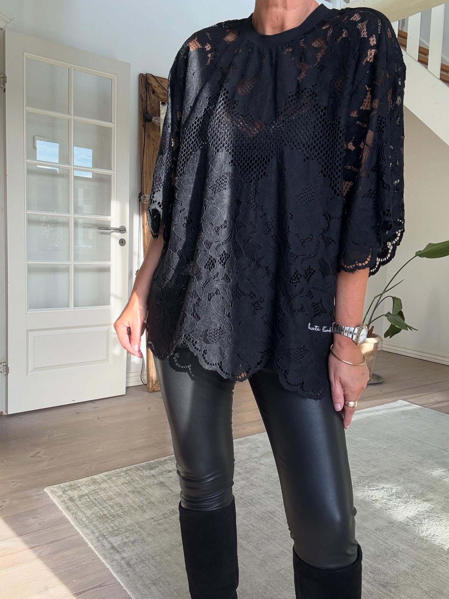 CURVEY LACE HEM T-SHIRT HL