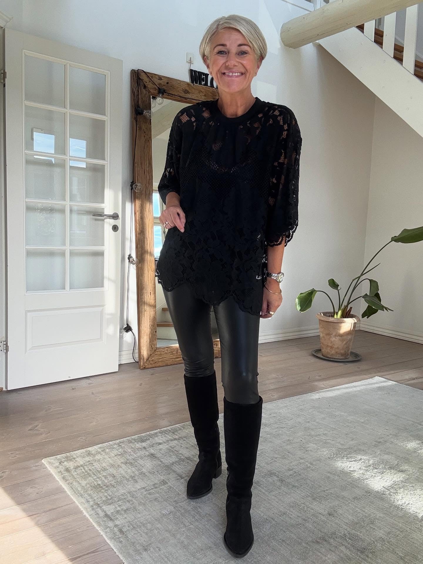 CURVEY LACE HEM T-SHIRT HL