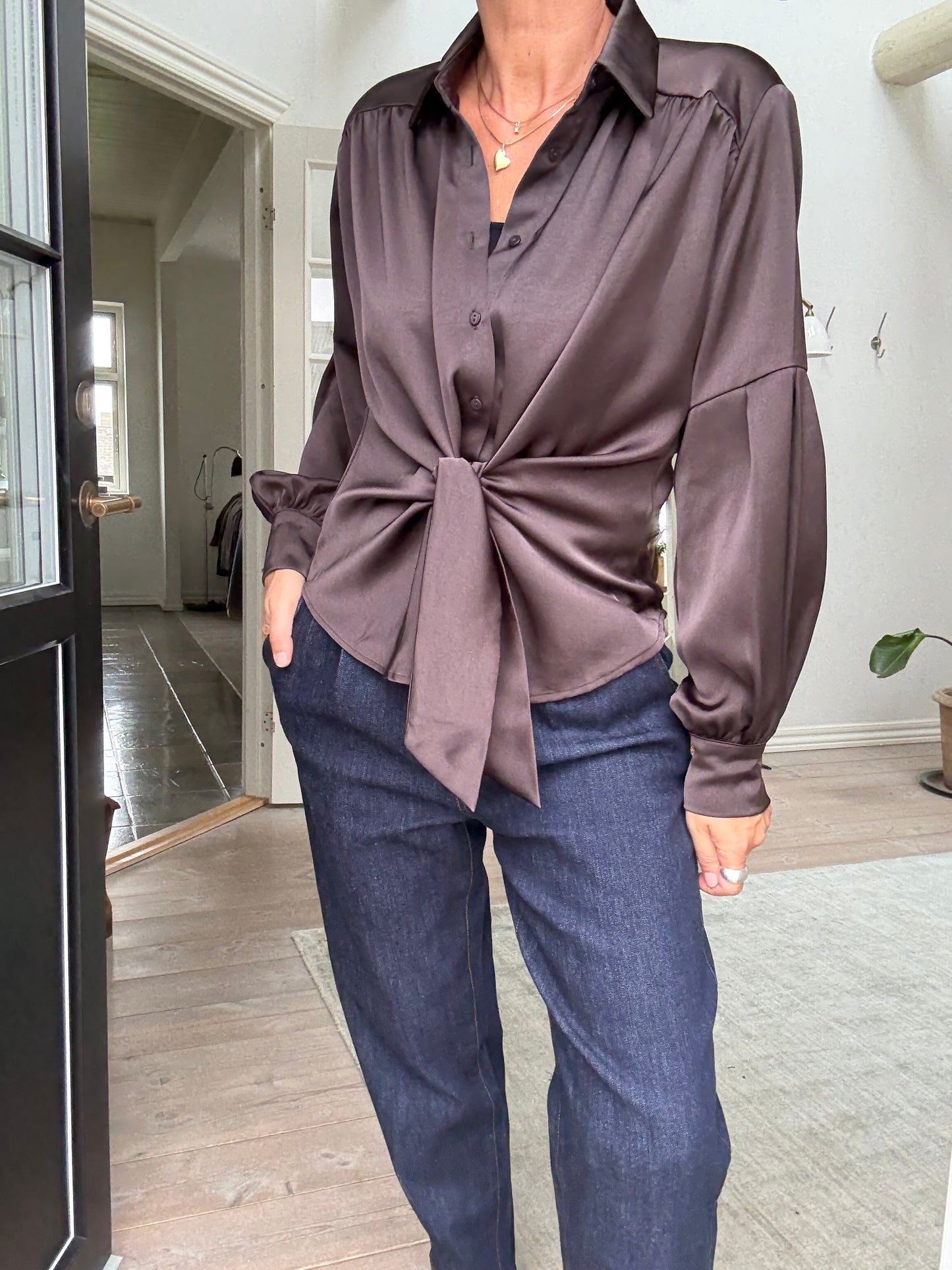 NAJA SATIN BLUSE NEO NOIR