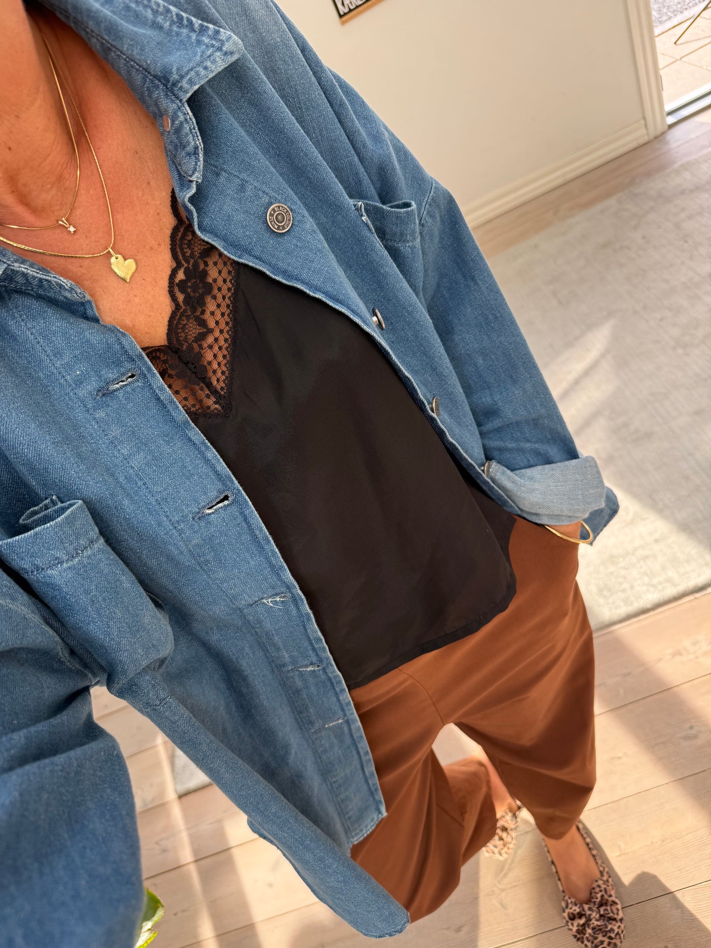 NETTIE DENIM SKJORTE BLACK COLOUR