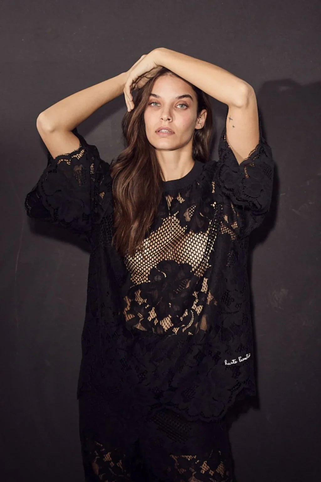 CURVEY LACE HEM T-SHIRT HL