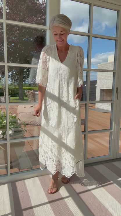 Curvey Lace Hem Kjole