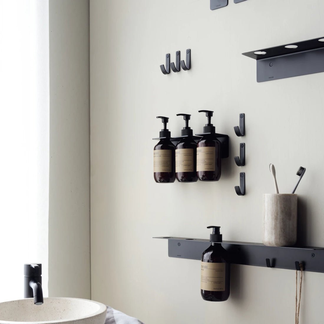 VÆGOPHÆNG , BØRSTET SORT FINISH, HD - LifeStyle Hedensted